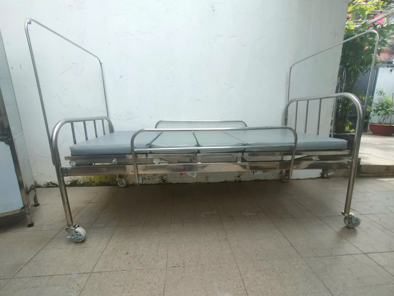 Giường bệnh nhân inox 2 tay quay