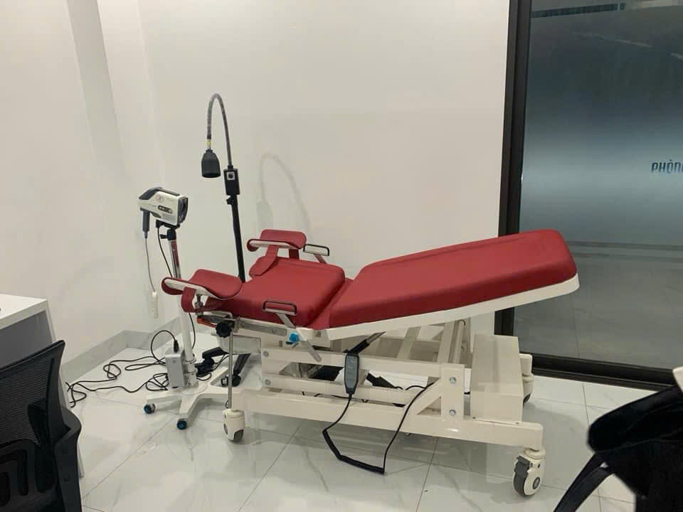 Bàn khám sản phụ khoa điều khiển điện 